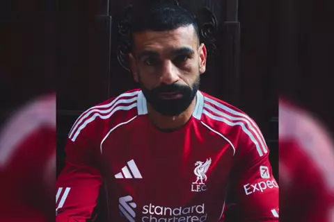 بحضور مميز لصلاح.. ليفربول يعلن قمصان الموسم الجديد (صور)